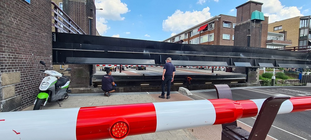 De Oranjebrug stond even open...