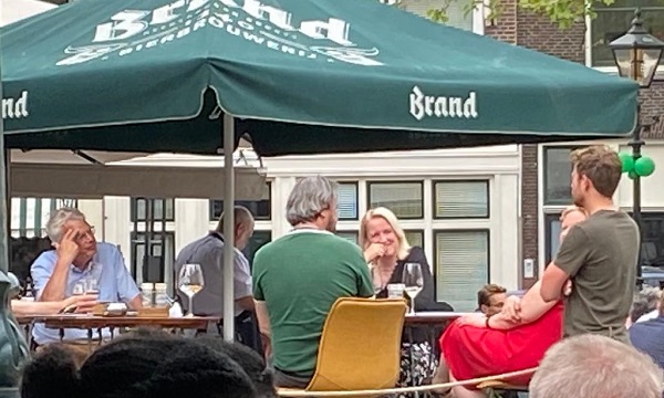 'Grapperhausje' door college B&W op terras Brasserie Stadhuis