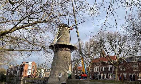 Stuk van een molenwiek raakt los en valt op straat