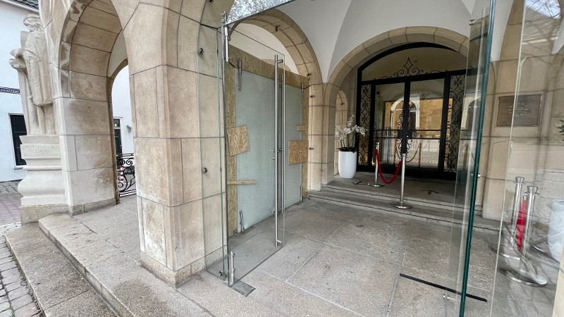 Vuurwerkbom vernielt glazen deuren stadhuis Vlaardingen