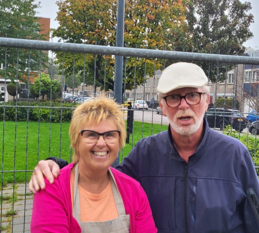 Marian Weeda repareert sociale sofa in Spaland