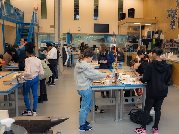 25 meisjes duiken in de wereld van de techniek