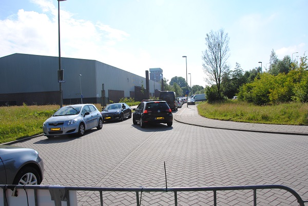 Het verkeer loopt vast achter de Sporthal Margriet