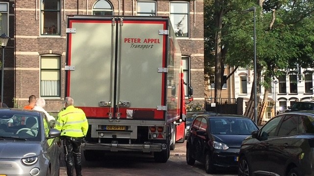 Vrachtwagen rijdt zich vast naast basiliek