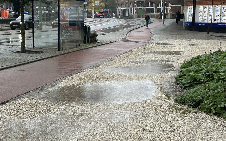 De steentjes verdwijnen geleidelijk, de plassen zijn weer terug