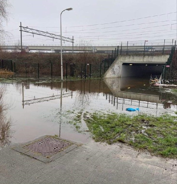 Hier kom je als fietser of voetganger niet met goed fatsoen doorheen