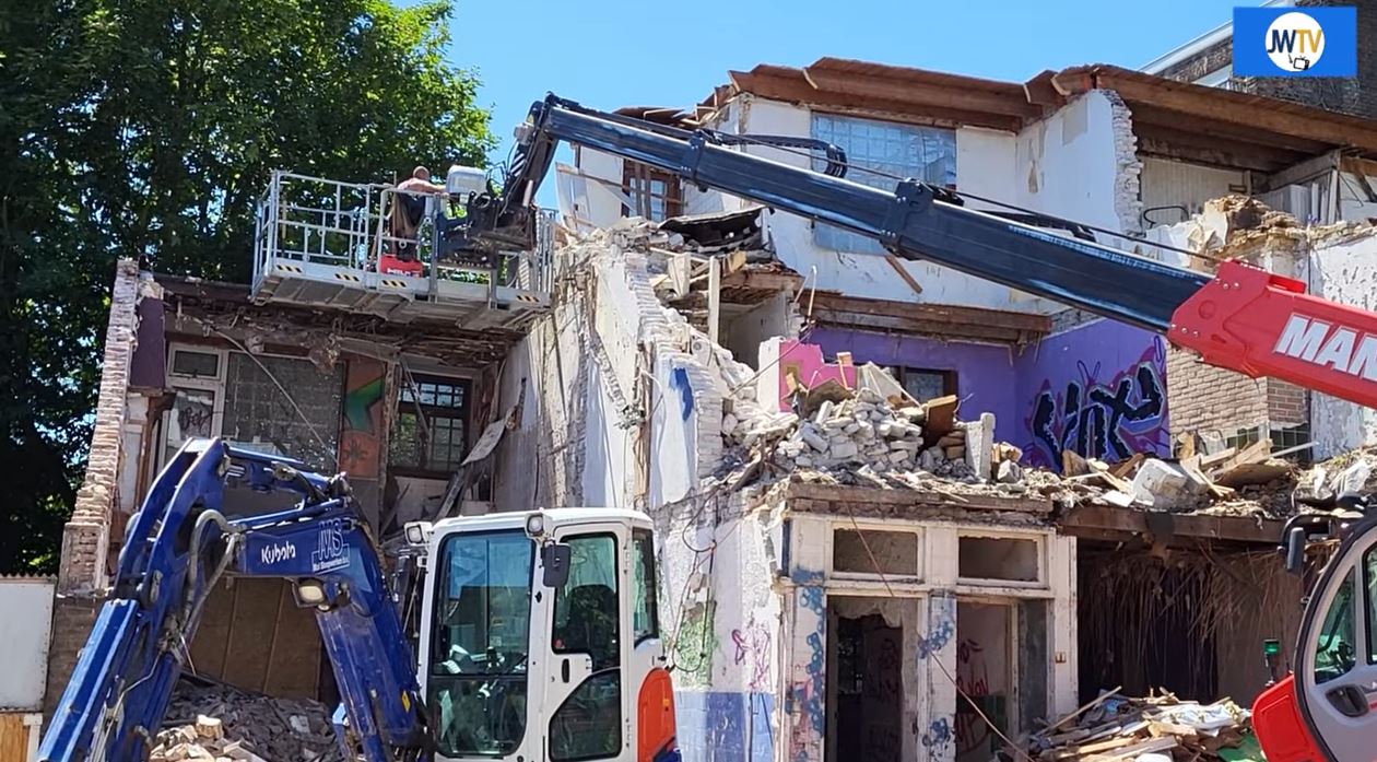 Grootslagerij Rijnmond gaat tegen de vlakte; kijk maar