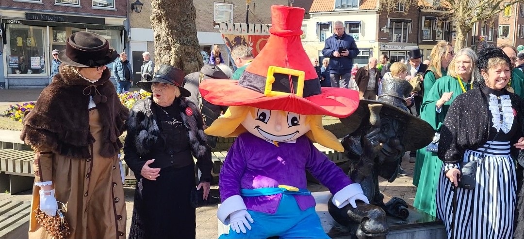 Feestelijke huldiging van jarige Proosje van Schiedam