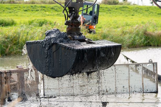 Delfland en vijf aannemers bundelen krachten voor duurzaam baggeren