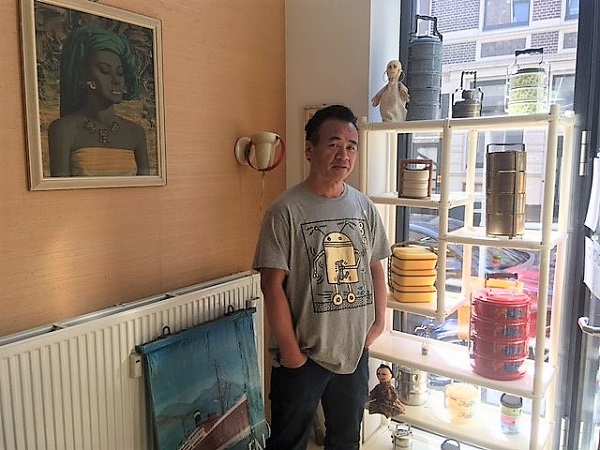 Toko 'Ap Halen' verkoopt morgen zijn Indische 'broodje frikadel pan' op de Hoogstraat