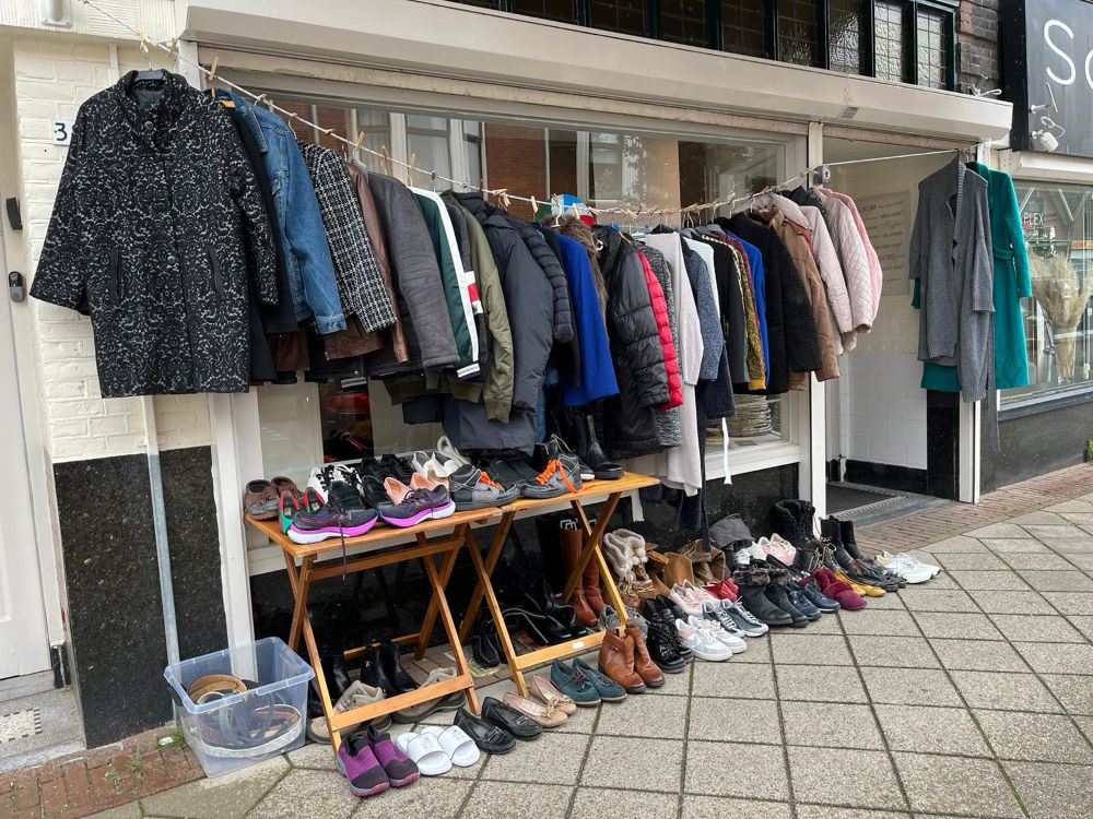 Wegens de regen ligt er veel binnen; kijk maar in het artikel