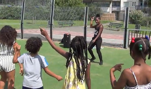 Shirley legt ook Jan Willem de Boer uit hoe hij een TikTok-film kan maken