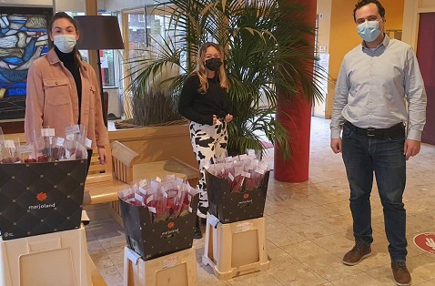 Bewoners Frankeland krijgen roos van leerlingenraad Sg Spieringshoek 