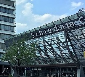 Handgemeen tussen chips gooiende dronken vrouw en schoonmaakster