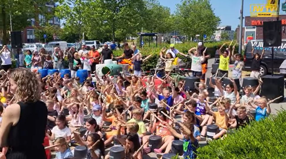 De Vuilnismannen laten kinderen De Violier trommelen