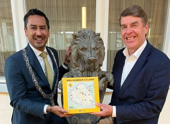 Burgemeester Harald Bergmann ontvangt Spel Schiedam 750 jaar