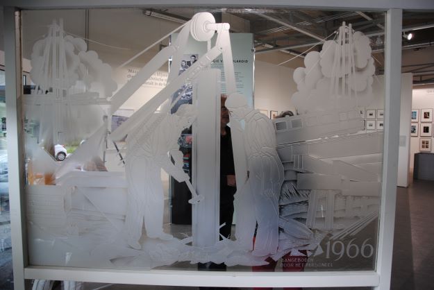 Dit gezandstraalde glaspaneel werd van de sloop gered