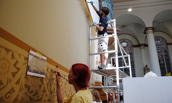 Twintigtal restauratieschilders aan de slag in Havenkerk