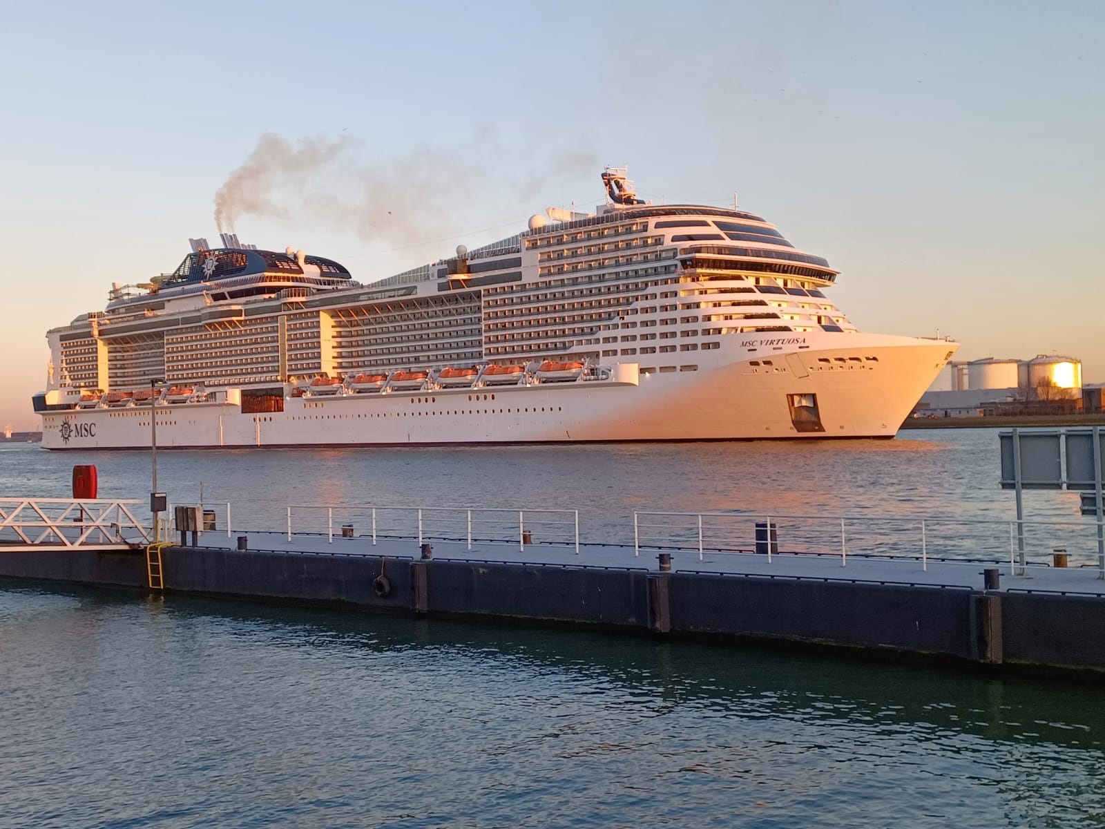 Er kwam een drijvend hotel voorbij waar ruim 6000 passagiers in kunnen