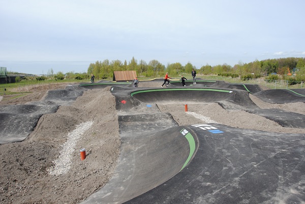 Jeugd weet de weg al te vinden naar de pumptrack 