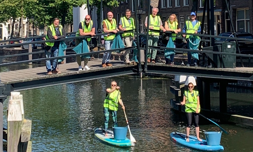 Rotaryclub Schiedam de Veste ruimt de Lange Haven op