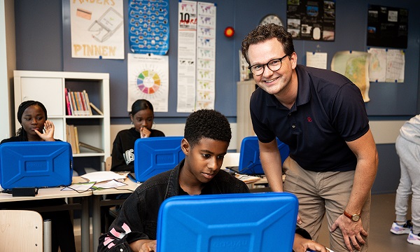 Ruim 1500 LMC-brugklassers voorzien van eigen laptop