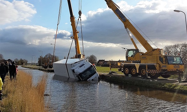 Vrachtwagencombinatie met fruit als lading raakt te water