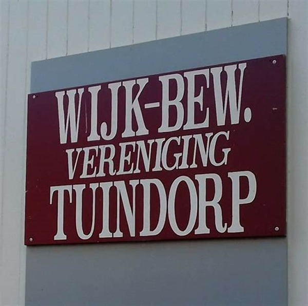 Wethouder Zwang neemt wijkgids Tuindorp in ontvangst