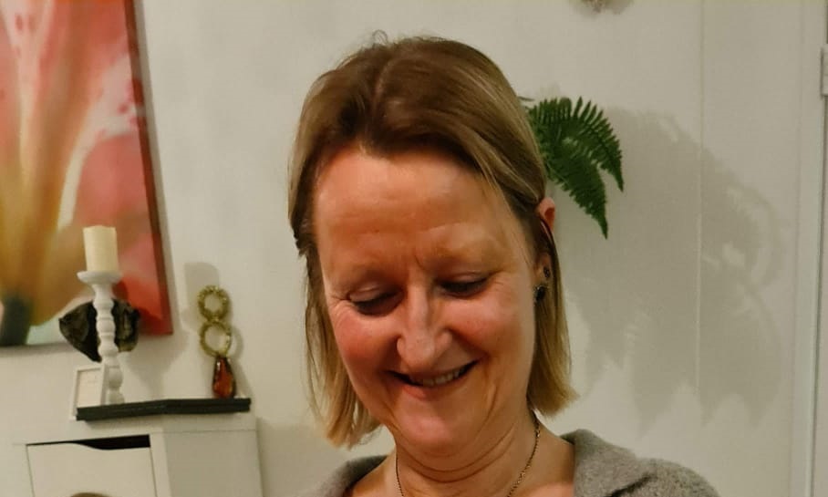 Wethouders overhandigen cheque van 2400 euro aan Laura Waalboer