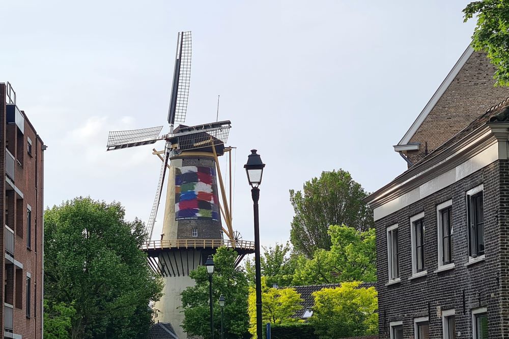 Molens getooid met megagrote kunstwerken