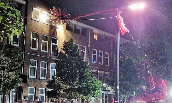 Hoogwerker nodig om patiënt in de ambulance te krijgen