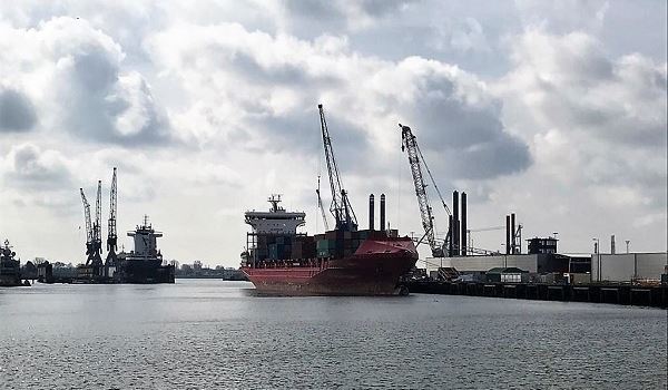 Containerschip Escape boven Vlieland gered en voor reparatie naar Schiedam gesleept