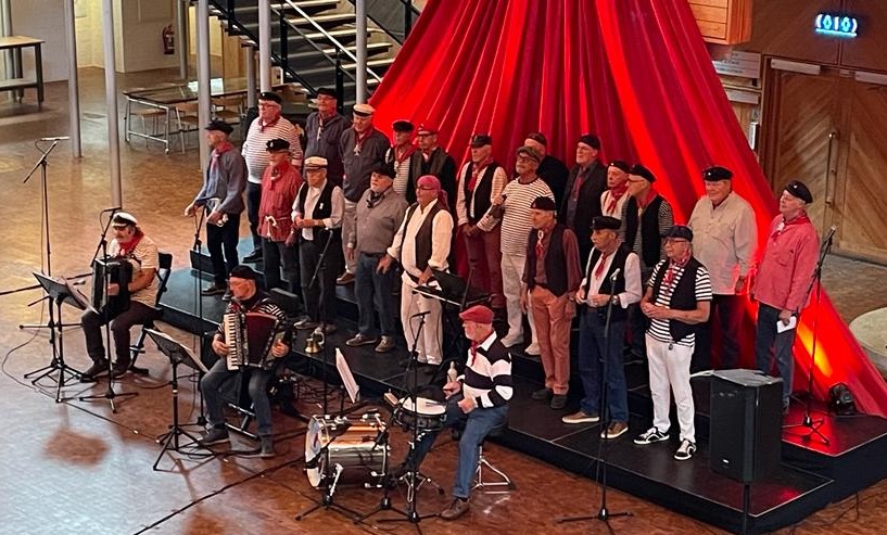 Shantykoor Stuurloos stond in foyer van Theater aan de Schie