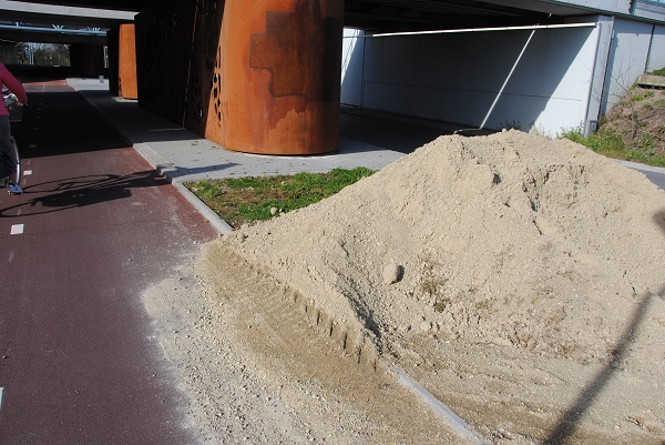 Opletten voor zand op het fietspad Parkweg