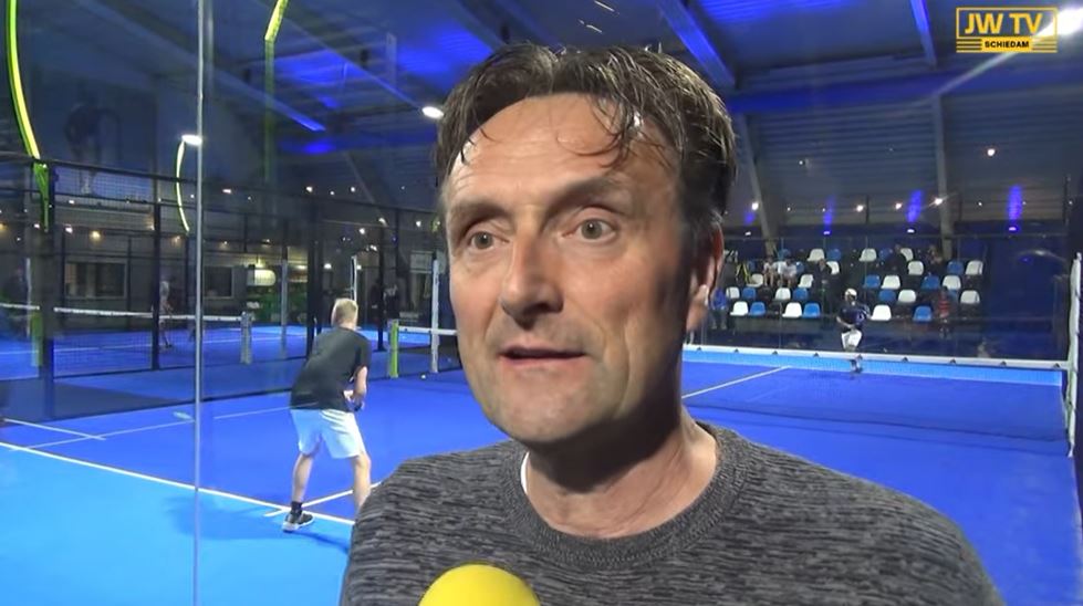 Jan Willem krijgt het verschil tussen tennis en padel uitgelegd