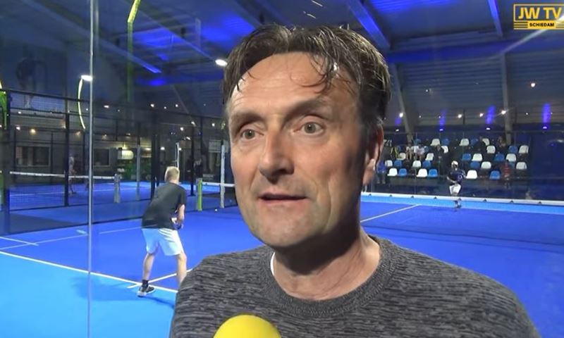 Jan Willem krijgt het verschil tussen tennis en padel uitgelegd