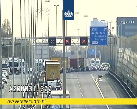 Geschaarde aanhanger van vrachtwagen op A20 bij Crooswijk; omleiding vanaf Kethelplein