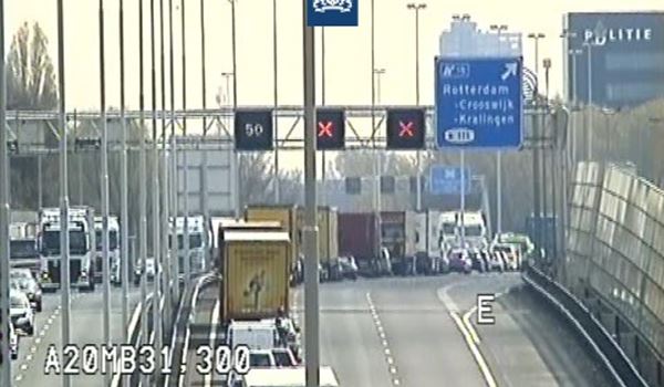 Geschaarde aanhanger van vrachtwagen op A20 bij Crooswijk; omleiding vanaf Kethelplein