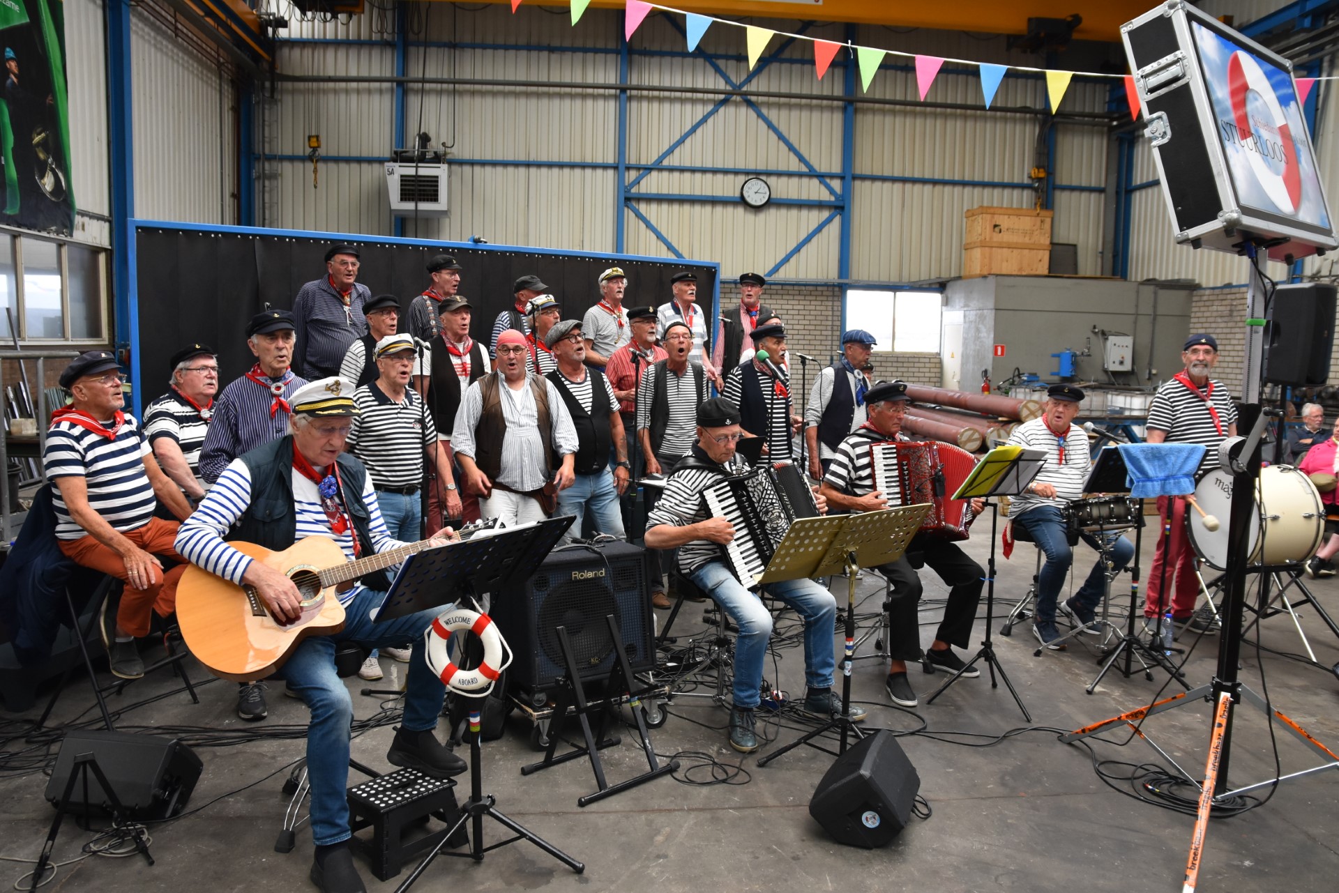 Shantykoor Stuurloos geeft concert in Grote of Sint Janskerk