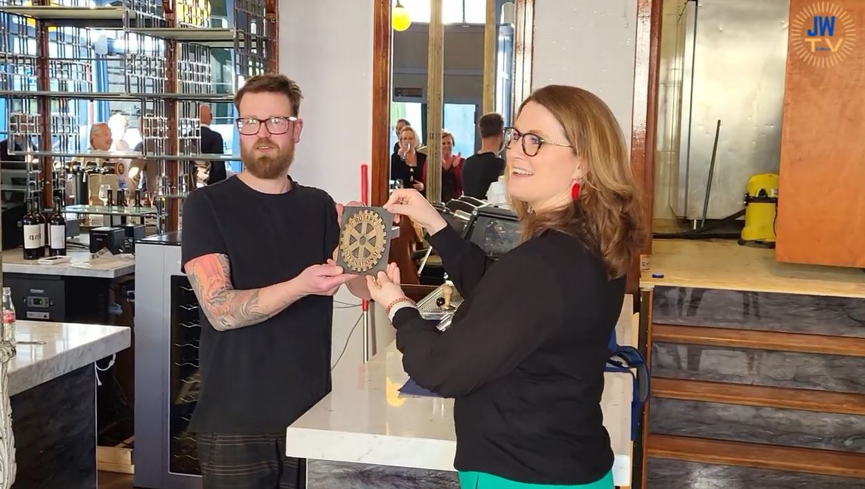 De Eenling krijgt het Rotary-schildje op de deur