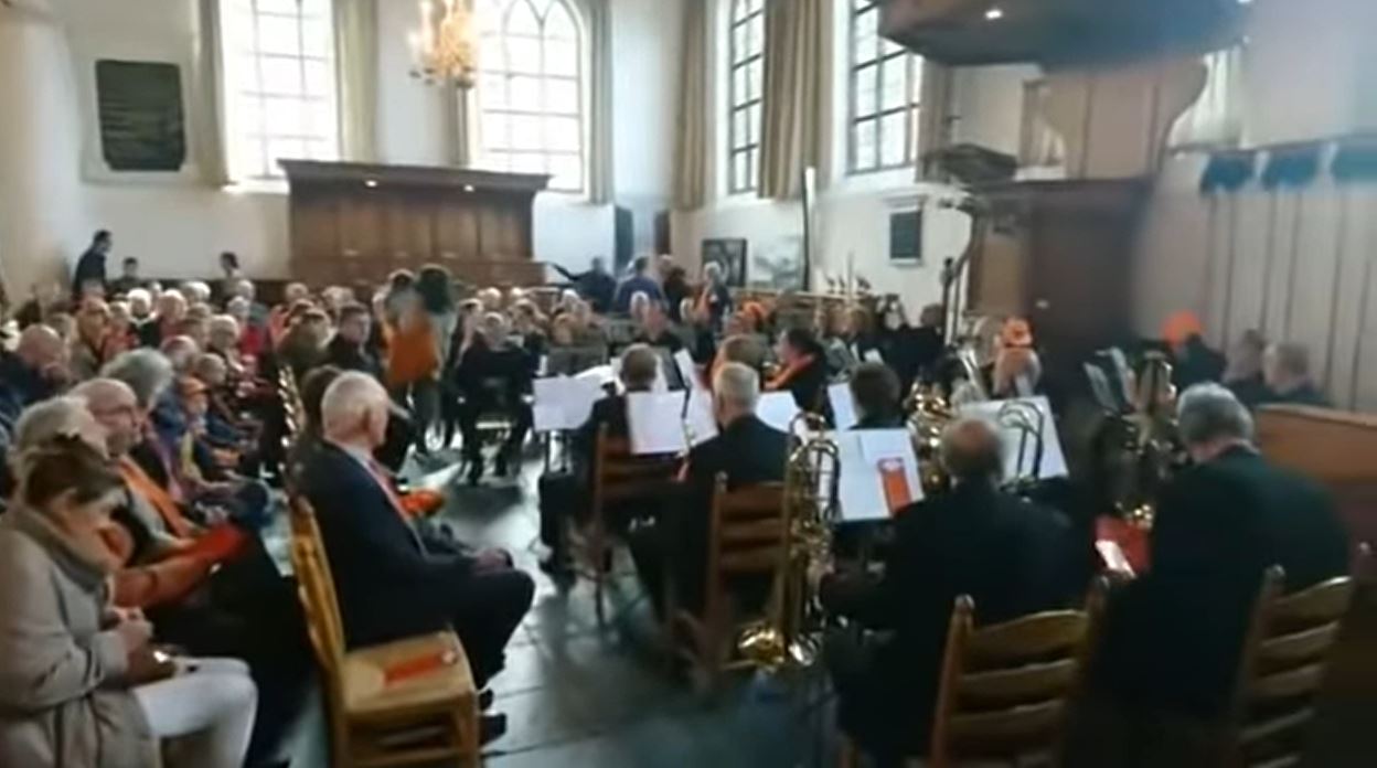 Traditiegetrouw trapt Koningsdag Schiedam af met aubade in Kethel