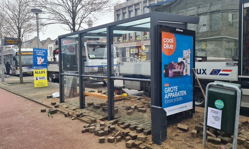 Nieuw bushokje, klein bankje erin, niet bedoeld om te liggen