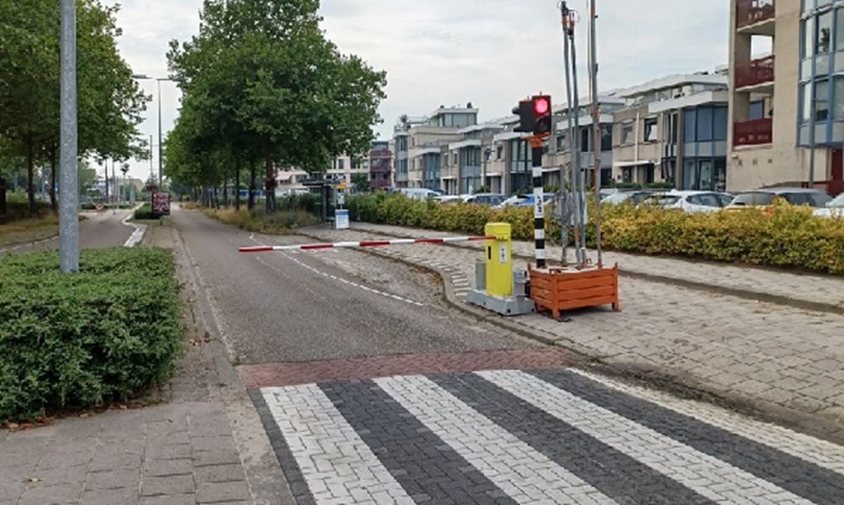 Aannemer tramkeerlus signaleert auto's op fietspaden
