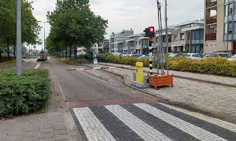 Aannemer tramkeerlus signaleert auto's op fietspaden