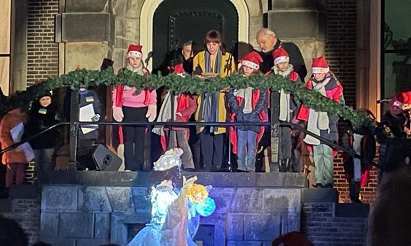 Burgemeester en Oekraïense Anastasia ontsteken verlichting kerstboom