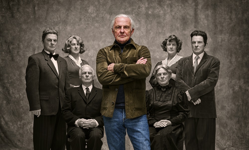 Met Alleen Familie neemt hij je mee in herkenbare familietaferelen