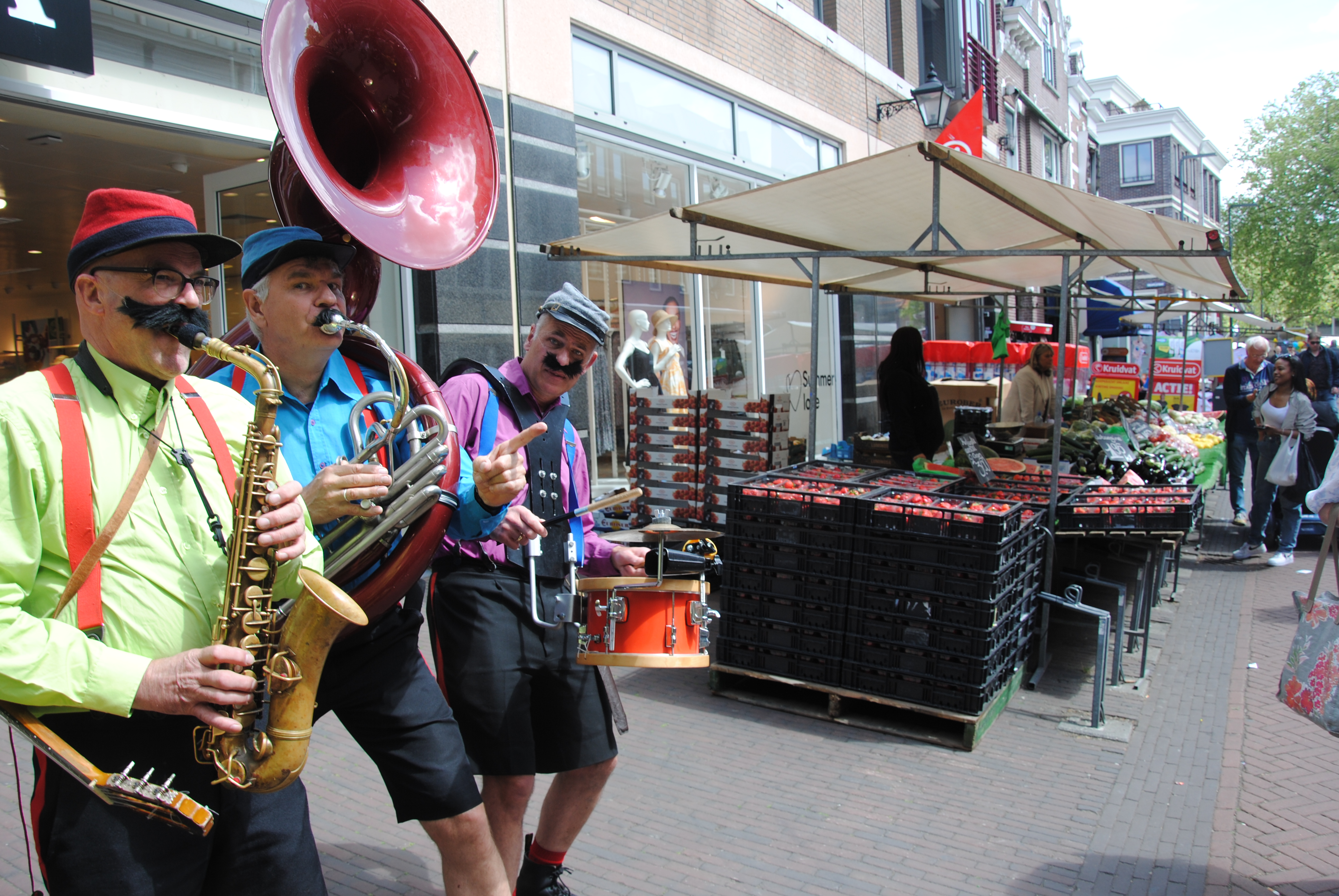 Feestelijke sfeer op de markt