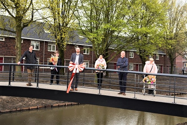 Nieuwe voetgangersbrug in de Wetenschappersbuurt is officieel ‘geopend’