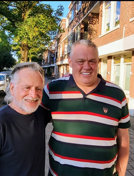 Zanger George Baker opent café en zingt voor goed doel