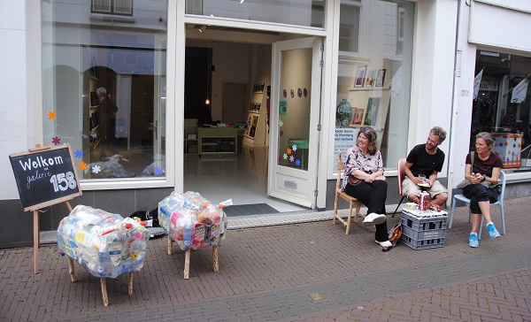 Margi Geerlinks schaapsherder op de Hoogstraat én bij de Van Nelle Fabriek